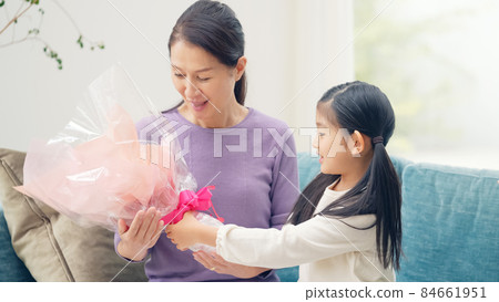 遞花束的女孩和祖母 遞花束的女孩和祖母 84661951
