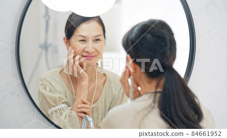 照鏡子的高級女性美容護膚 照鏡子的高級女性美容護膚 84661952