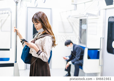 戴鼻罩坐火車的高中女生 戴鼻罩坐火車的高中女生 84661981