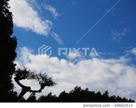 山和多雲的天空 84662014