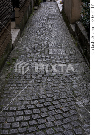 鵝卵石閃閃發光的狹窄小巷 84662117