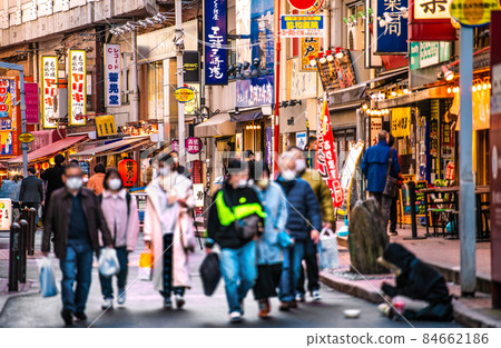 世界被日本的東京城市景觀震撼，Omicron 股票。 12月，俯瞰與Ameya平行的上野車站前商店街=2天 84662186