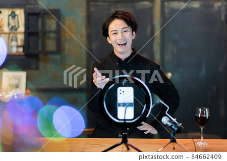Male youtuber talking to the camera Male youtuber talking to the camera 84662409