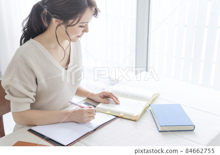 Adult female studying 84662755