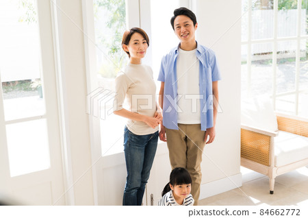 站在入口處的一家三口父母和孩子 84662772