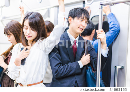 在擁擠的火車上通勤的商務人士 84663163
