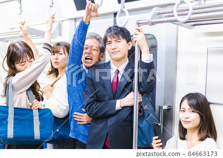 在擁擠的火車上通勤的商務人士 84663173