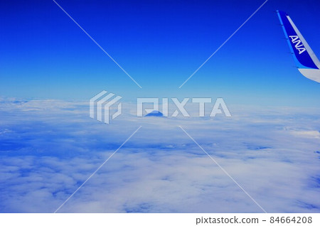 透過雲層望去的富士山和小翼（鳥瞰圖） 84664208