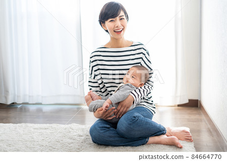 抱著嬰兒的母親 84664770