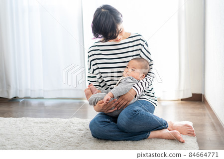 抱著嬰兒的母親 84664771
