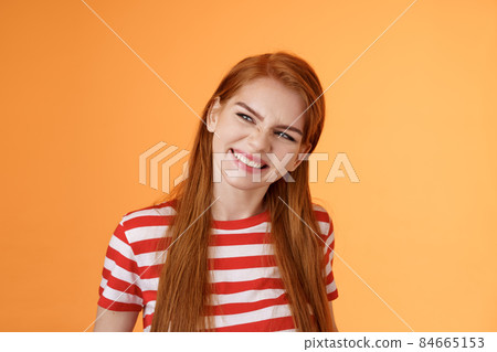 Sassy confident redhead daring girl have perfect summer plans, vacation ideas, inspired create something awesome, wrinkle nose excited, smiling satisfied look left assured, satisfied expression 84665153