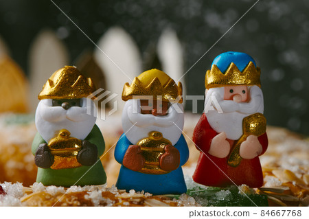 the three wise men on a spanish kings cake the three wise men on a spanish kings cake 84667768