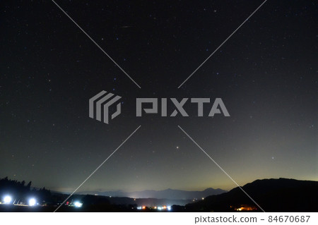 北斗市白州町星空觀測。春三角上的一顆流星（在盒式磁帶上） 84670687