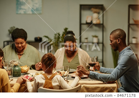Black Family Saying Grace at Dinner Black Family Saying Grace at Dinner 84671178