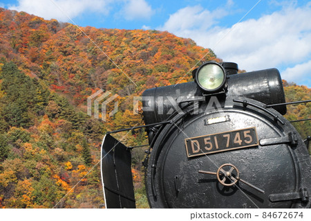 SL turntable open space in the autumn leaves season (Minakami Town, Gunma Prefecture) 84672674