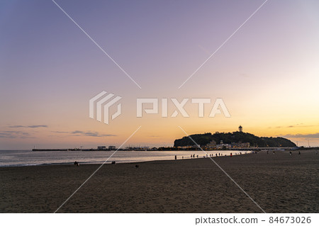 [Kanagawa Prefecture] Evening view of Enoshima seen from Katase Higashihama 84673026