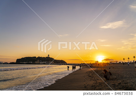 [Kanagawa Prefecture] Evening view of Enoshima seen from Katase Higashihama 84673038