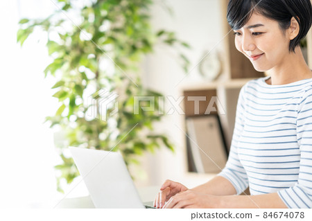 一個做遠程工作的女人。 84674078