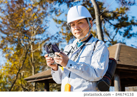 操作無人機的工人 84674138