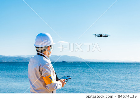操作無人機的工人 84674139