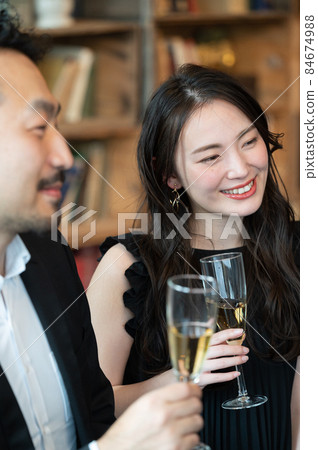 一對看似在港區六本木的美麗年輕女子和一個似乎在創業方面取得成功的留著鬍子的男人 84674988
