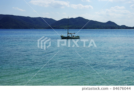 The beautiful sea of Ashitoku in Tatsugo Town, Amami The beautiful sea of Ashitoku in Tatsugo Town, Amami 84676044