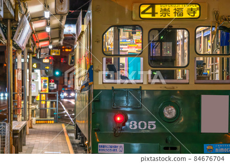 《長崎縣》螢火蟲屋站附近的長崎有軌電車夜景 84676704