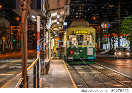 《長崎縣》螢火蟲屋站附近的長崎有軌電車夜景 84676705