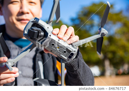 一個男人轉向無人機 84676717