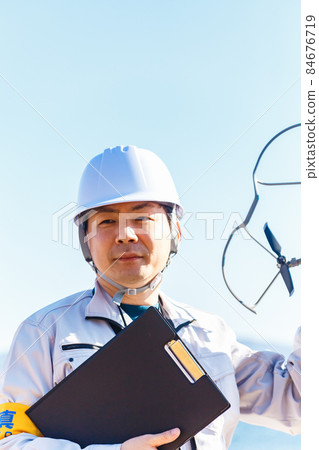 操作無人機的工人 84676719