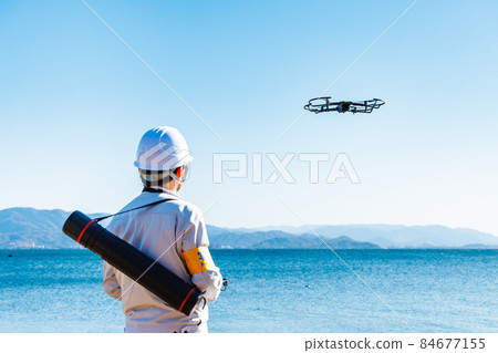 操作無人機的工人 84677155