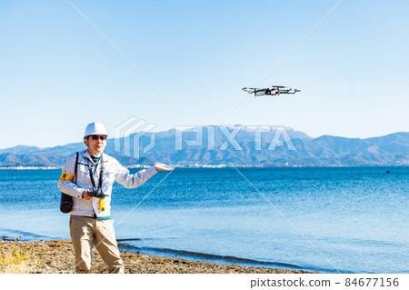 操作無人機的工人 84677156