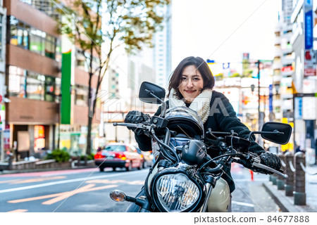 乘坐摩托車涉谷上下班的女商人 乘坐摩托車涉谷上下班的女商人 84677888