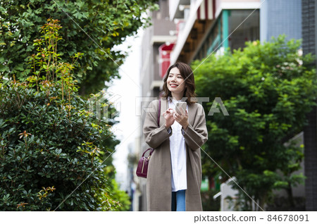 戶外年輕女性智能手機地圖搜索搜索 戶外年輕女性智能手機地圖搜索搜索 84678091