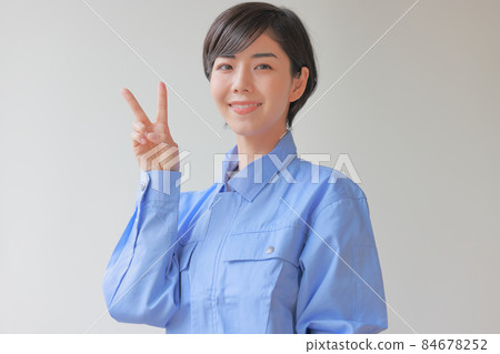 第二點姿勢的製服女性 84678252