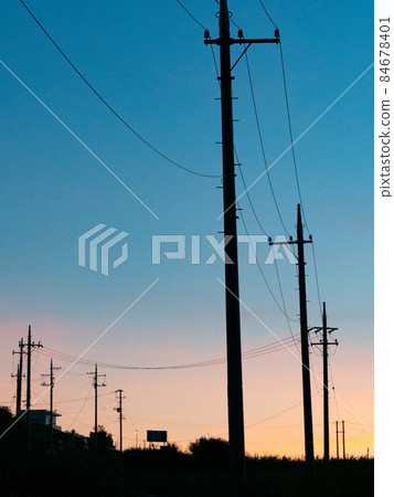 電線桿和日落 電線桿和日落 84678401