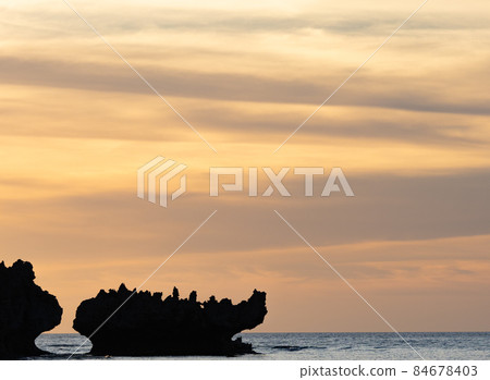 Evening view of the coast of Kouri Island, Nakijin Village, Okinawa Prefecture Evening view of the coast of Kouri Island, Nakijin Village, Okinawa Prefecture 84678403