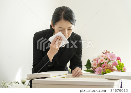 在棺材前擦眼淚的哀婦 84679013