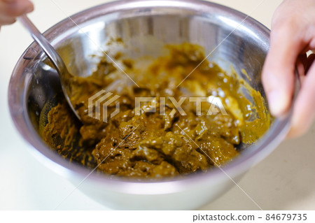 Mix henna in a bowl 84679735