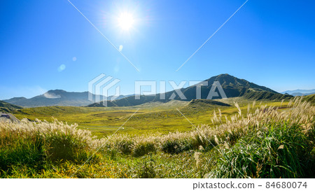 Refreshing nature "Mt. Aso, Mt. Kusachirigahama, Mt. Karasuhata" Scenery from the observatory against the backdrop of the morning sky and the morning sun Refreshing nature "Mt. Aso, Mt. Kusachirigahama, Mt. Karasuhata" Scenery from the observatory against the backdrop of the morning sky and the morning sun 84680074