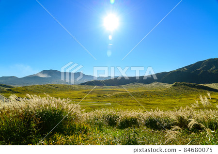 Refreshing nature "Mt. Aso, Mt. Kusachirigahama, Mt. Karasuhata" Scenery from the observatory against the backdrop of the morning sky and the morning sun 84680075