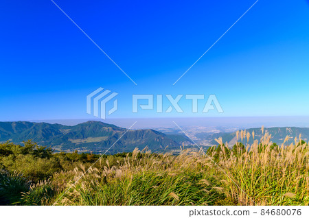 Refreshing nature "Mt. Aso, Mt. Kusachirigahama, Mt. Karasuhata" Scenery from the observatory against the backdrop of the morning sky and the morning sun 84680076