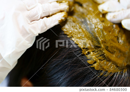 Henna dyeing: Applying henna paste to your hair Henna dyeing: Applying henna paste to your hair 84680300