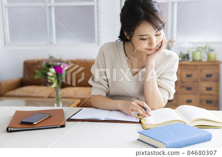 Adult female studying 84680307