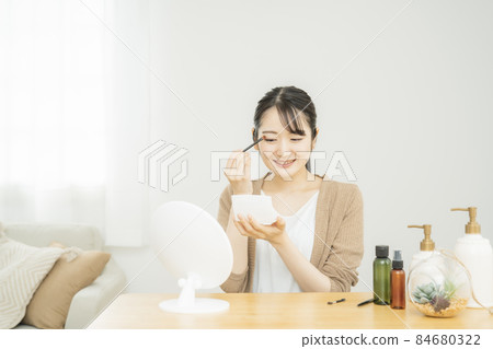 使用眼影的女性 使用眼影的女性 84680322
