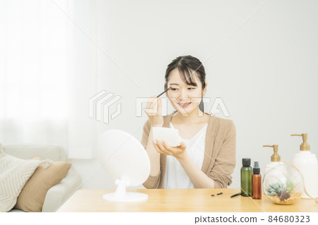 Female using eyeshadow Female using eyeshadow 84680323