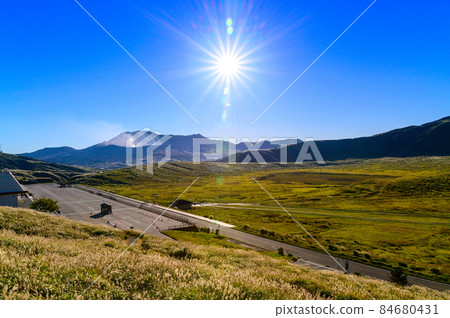 以清晨的天空和朝陽為背景,清新自然的“阿蘇山之路”草千里濱和阿蘇火山口風景 以清晨的天空和朝陽為背景,清新自然的“阿蘇山之路”草千里濱和阿蘇火山口風景 84680431