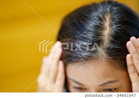 白髮、頭髮稀疏、頭皮問題等關心頭髮的中年女性形象 84681047