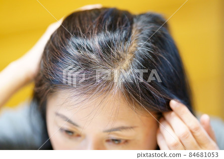 白髮、頭髮稀疏、頭皮問題等關心頭髮的中年女性形象 白髮、頭髮稀疏、頭皮問題等關心頭髮的中年女性形象 84681053