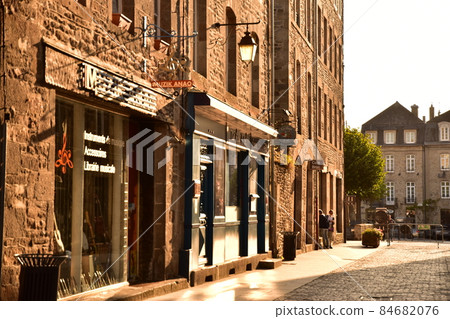 法國布列塔尼迪南的小徑和黃昏 法國布列塔尼迪南的小徑和黃昏 84682076